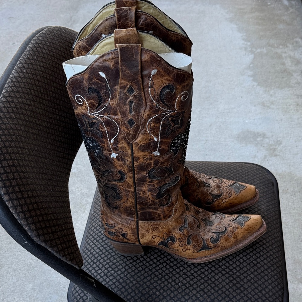 Embroidered Brown Cowboy Boots with Black Details - Picture 2 of 3